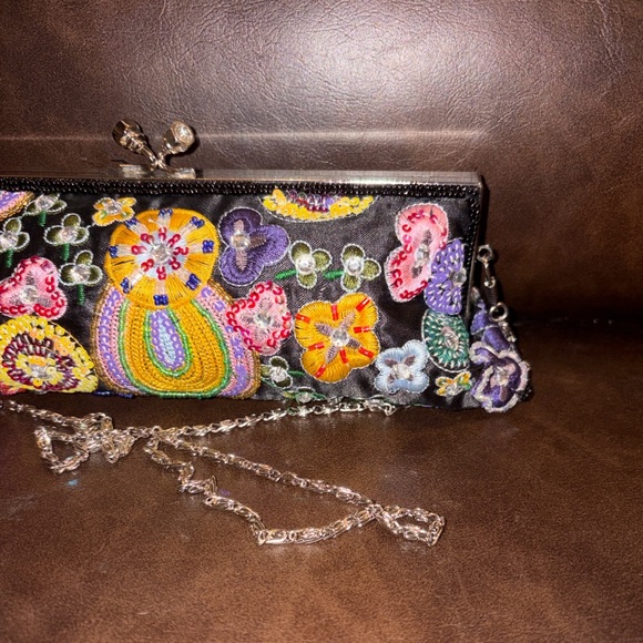 Aldo Black Floral Embroidered Clutch with Silver Chain- Vintage - Picture 4 of 11